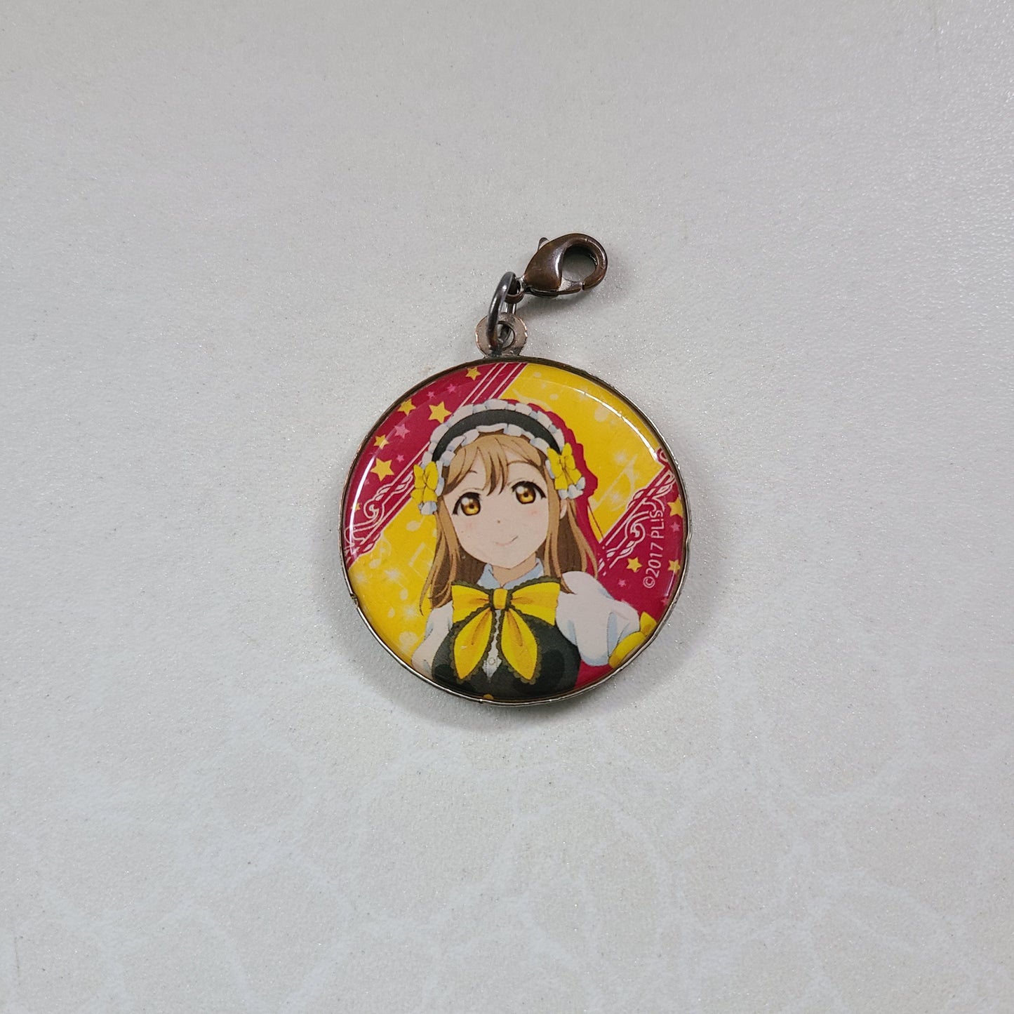Colgante metálico Hanamaru Kunikida