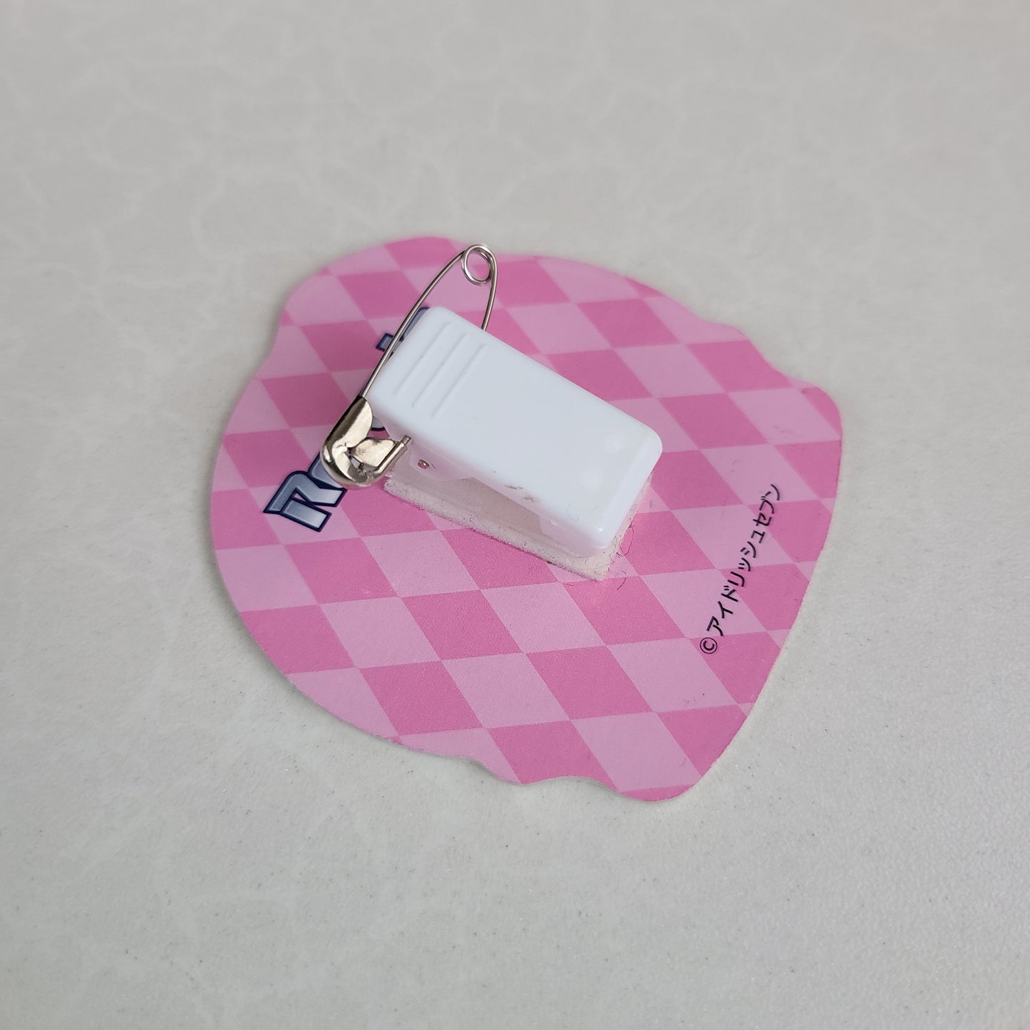 Pin acrílico Momose Sunohara